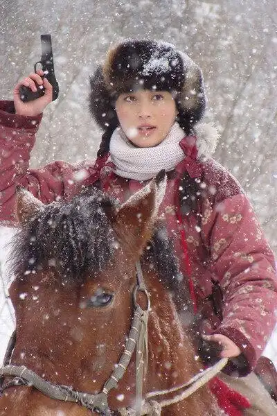 中"传武"的扮演者朱亚文和新版潘金莲甘婷婷主演的电视剧《高粱红了》