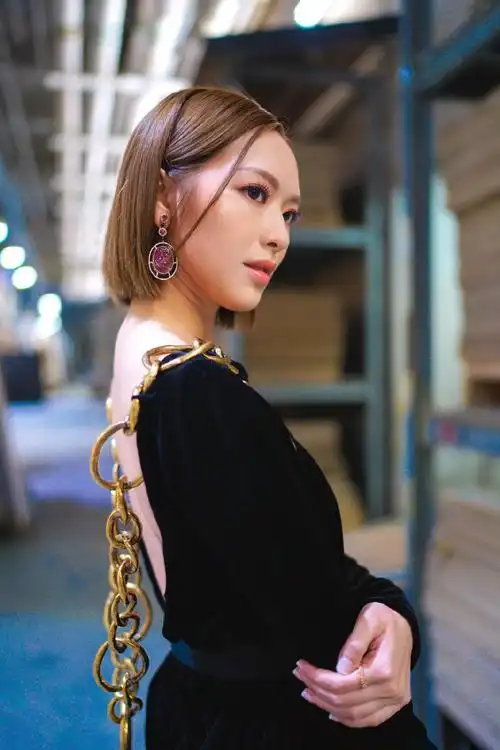 冯盈盈工作骤减积极备战金融考试,疑为自己铺路__财经头条