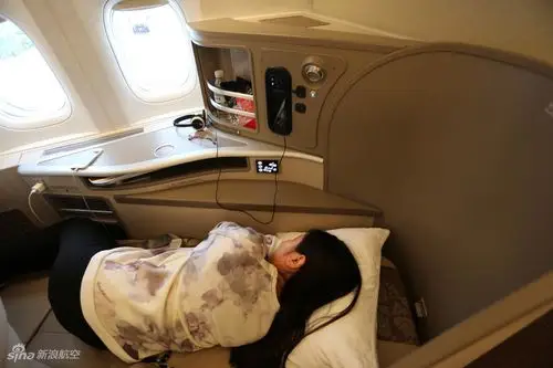 东航首架波音777-300er飞机商务舱内饰