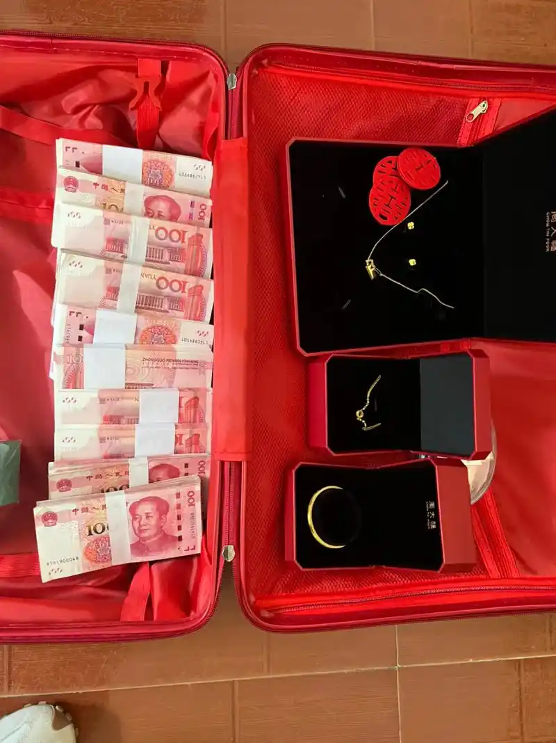 彩礼和五金订婚那天已经到位,我爸妈一分钱都不要,还会陪嫁十万 - 抖