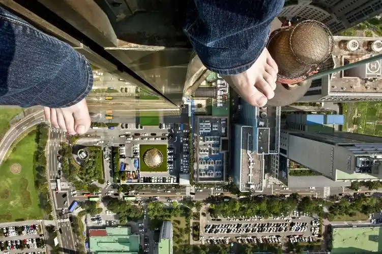 换个角度拍摄:高楼边缘自拍 晃荡双腿俯瞰四方