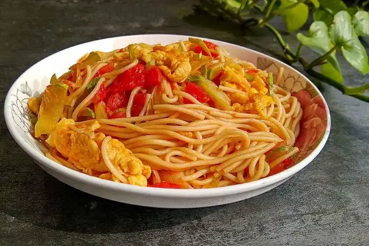 好久没有吃炒面了今天做一个家常版的鸡蛋炒面一碗不够吃