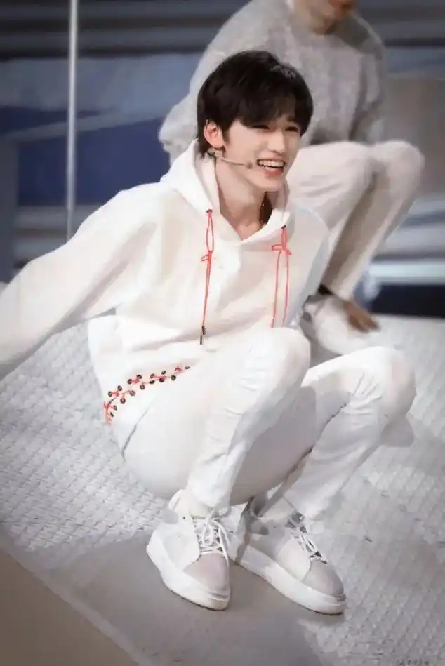 宋亚轩 #时代少年团 #养成系 #帅哥 来了一个长腿集锦, - 抖音