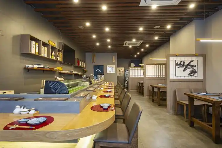 本店以提供新鲜即时的刺身与寿司为主,由来自日本的专业料理人用心