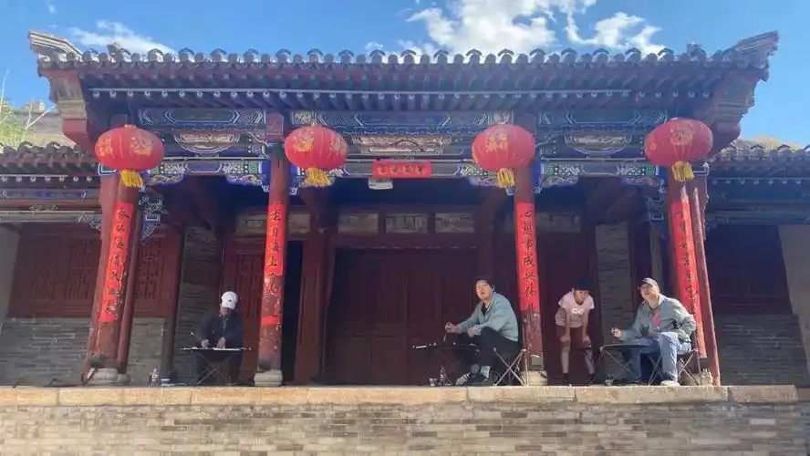 暖泉古镇坐落在壶流河河川,北依丘陵,南接高山,一镇尽拥三种地理禀赋