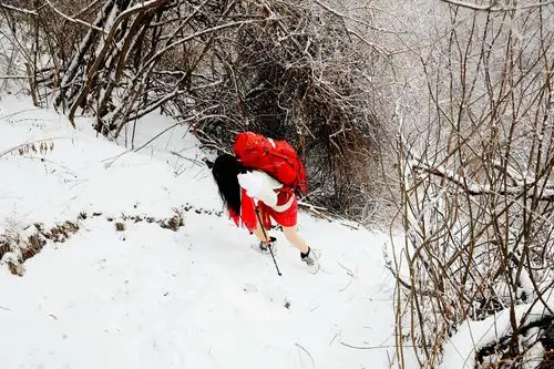 冰天雪地高跟鞋红裙美女驴友惊艳秦岭光头山绝美雪景