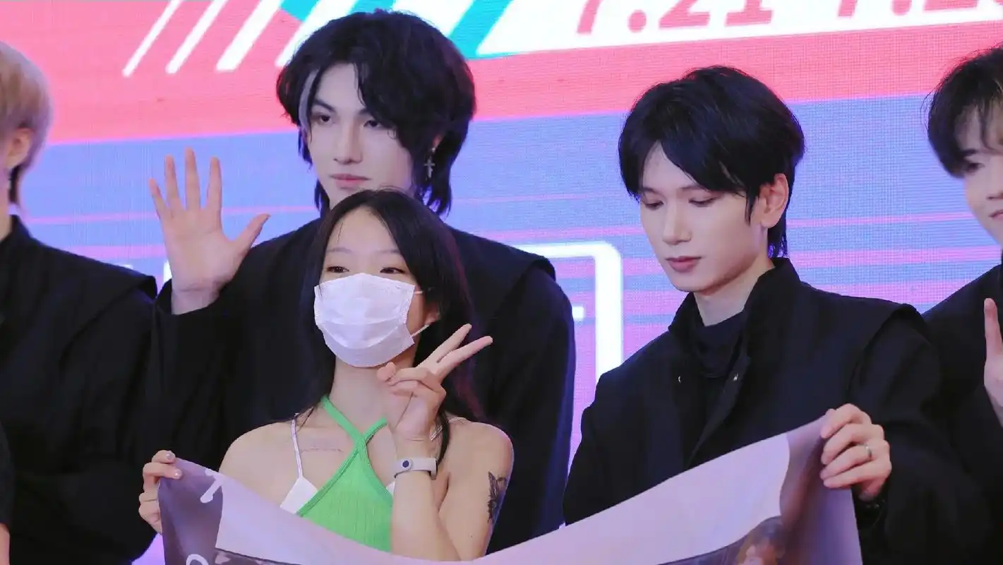 勇敢一点和帅哥合照!晚上出去遛弯看到了hlt男团表演,本社恐 - 抖音