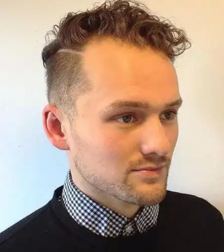 这个卷发的重点就是要把两边鬓角剃掉,然后头顶的头发留长,接着你就