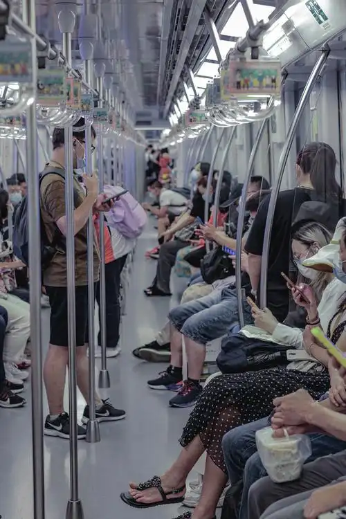 扫街记录生活南京的新街口忙碌的人们大家各个都在低着头看手机快节奏