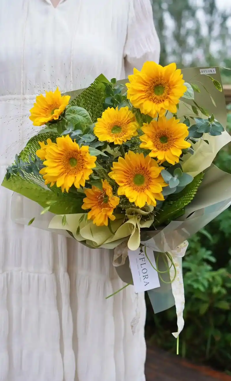 向日葵的寓意是沉默的爱;代表着勇敢地去追求自己想 - 抖音