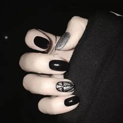 那就选择一款镶钻耀眼的黑色美甲黑色系是最百搭的美甲款,如果你怕冷