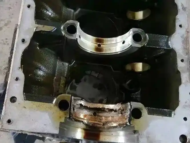 曲轴颈与大小瓦之间相互烧结,熔化,咬死,致使发动机无法转动