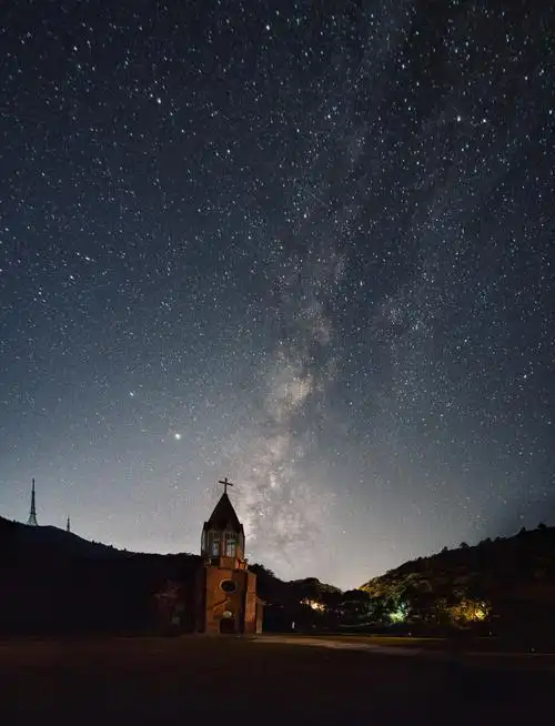 星空下的教堂带着浪漫