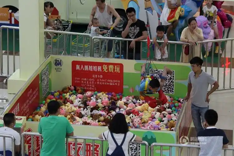 重庆惊现真人版抓娃娃机