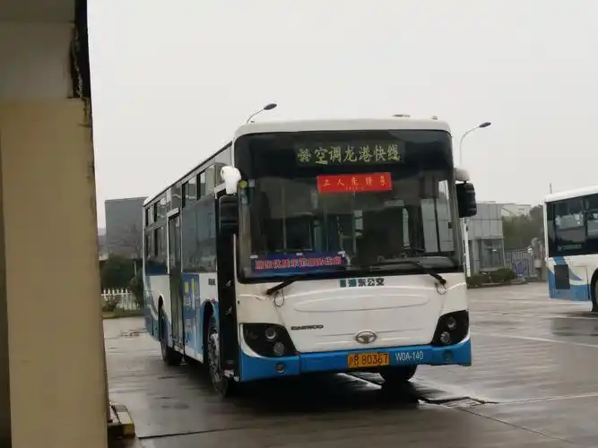 p>龙港快线为运行于上海市浦东新区境内的一条公交线路,全程共21站