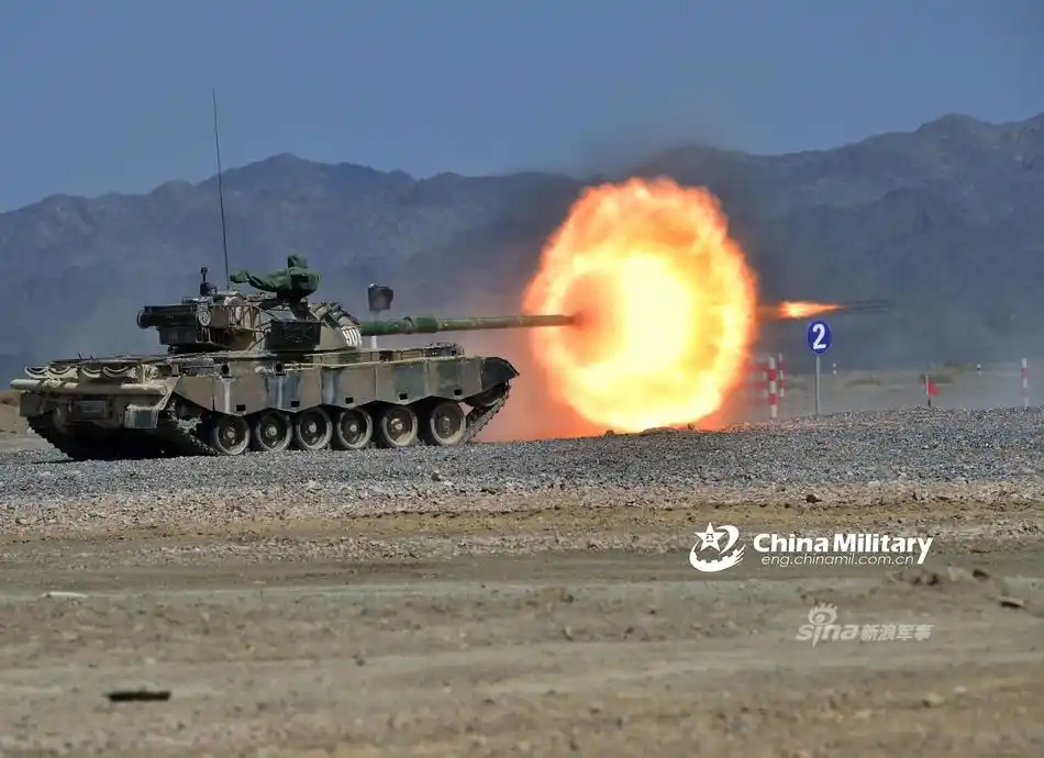 秀给毛子看!我军红箭9反坦克导弹库尔勒赛场开火