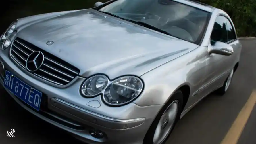 朋友送了我台奔驰跑车