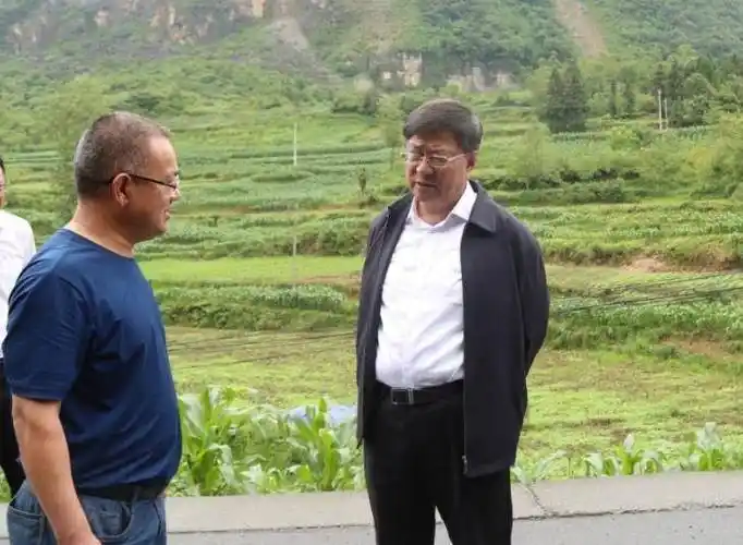 在州政府研究室和外经委写了几年文章后,他于1995年调任瓮安县副县长