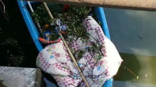 他们脚下就是斜坡,稍不留神就会掉进河里.