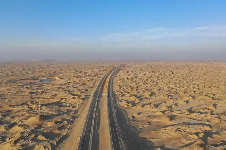 广东建设者修筑沙漠高速建新功新疆35团至若羌高速公路试通车