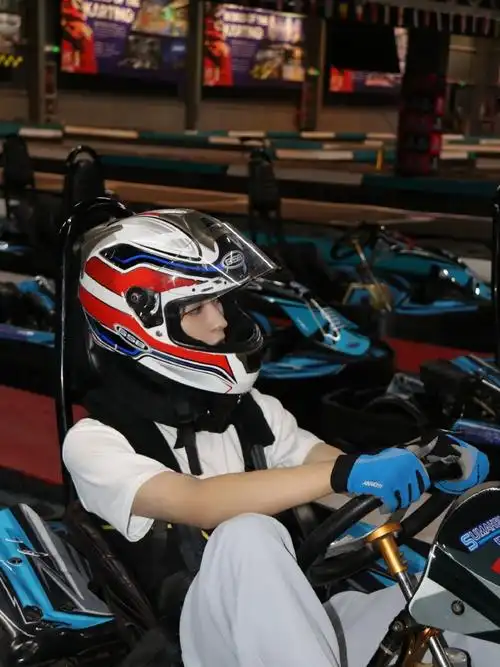 何洛洛三宫格赛车花絮照