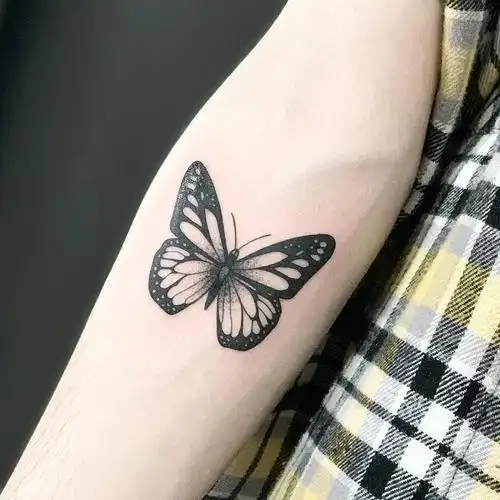 小臂黑灰简约蝴蝶纹身图案