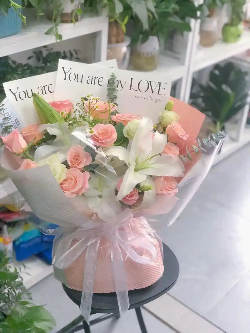 生日花束.百合 朱小姐玫瑰,温柔大气的配色#客订花束 #鲜花 - 抖音