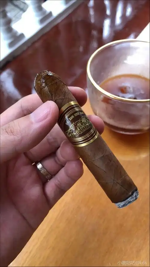 我才知道雪茄很贵的,古巴雪茄要12美金/支