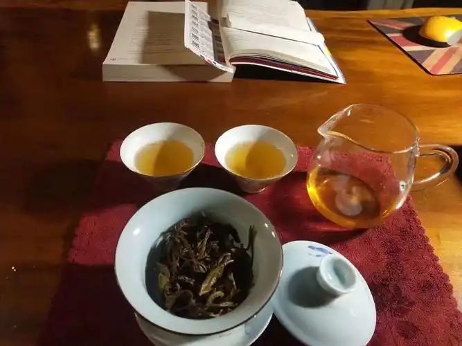 特别喜欢静谧的夜晚来泡茶,没有任何干扰,让身体和古树茶好好交流.