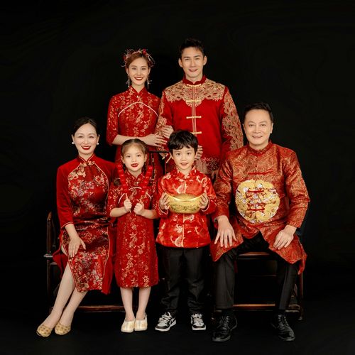 影楼中国风拍照全家福中式唐装家庭装新年红色亲子摄影套装正版