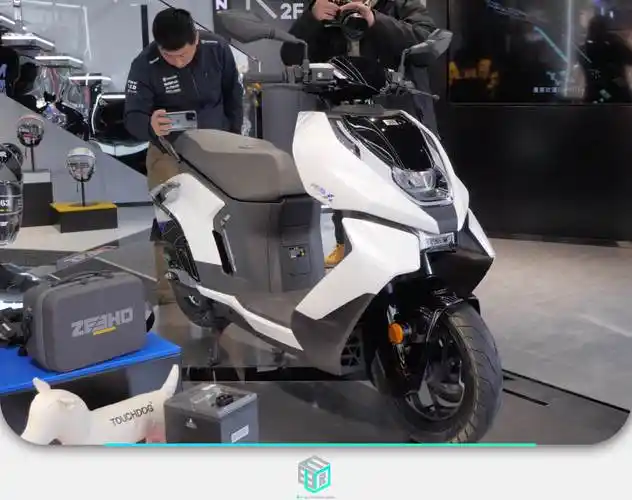 两轮届的model3试驾春风动力极核ae8纯电动摩托车