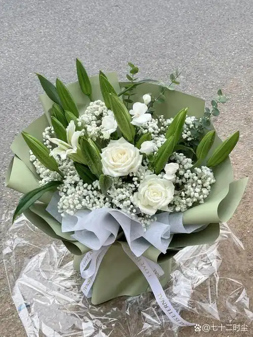 清爽感的白百合花束 这天儿太热了,来点清爽颜色降降暑#百合花束