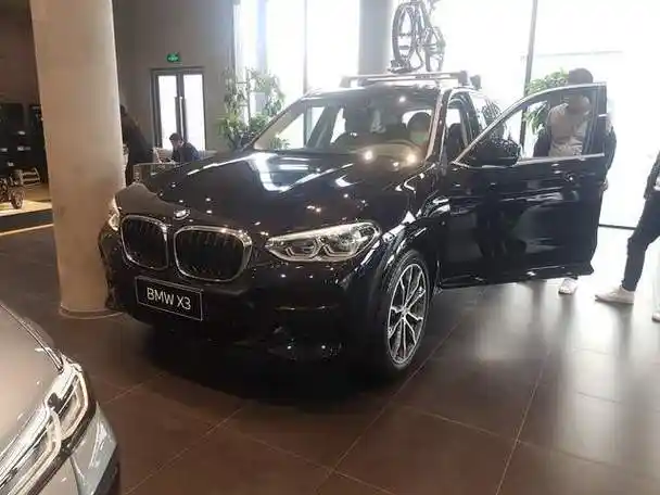 进店实拍宝马x3,黑色车漆很大气,售价38.98万起,配2.0t发动机