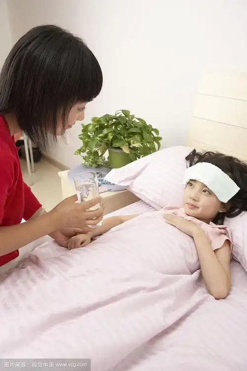 妈妈照顾生病的女儿