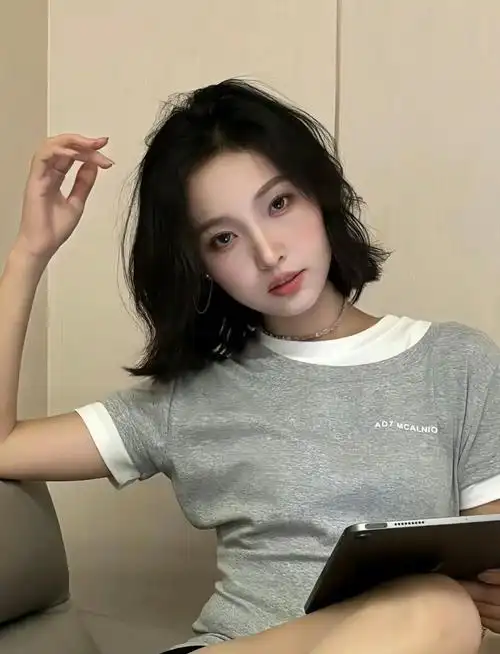 氛围感短发法式烫发
一款摆脱平庸,秒变法式女孩的发型还能让你悄然