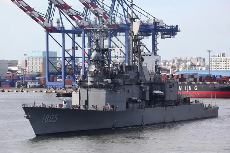 台湾基德级驱逐舰驶出高雄港开赴南海军演组图