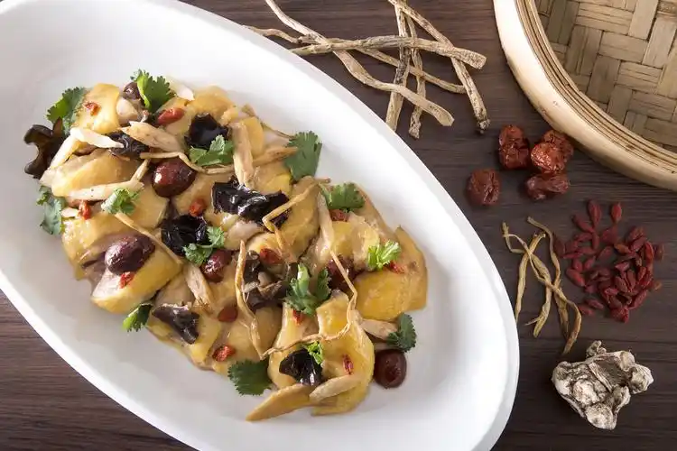 药膳蒸鸡 冬日时节,最宜进补.