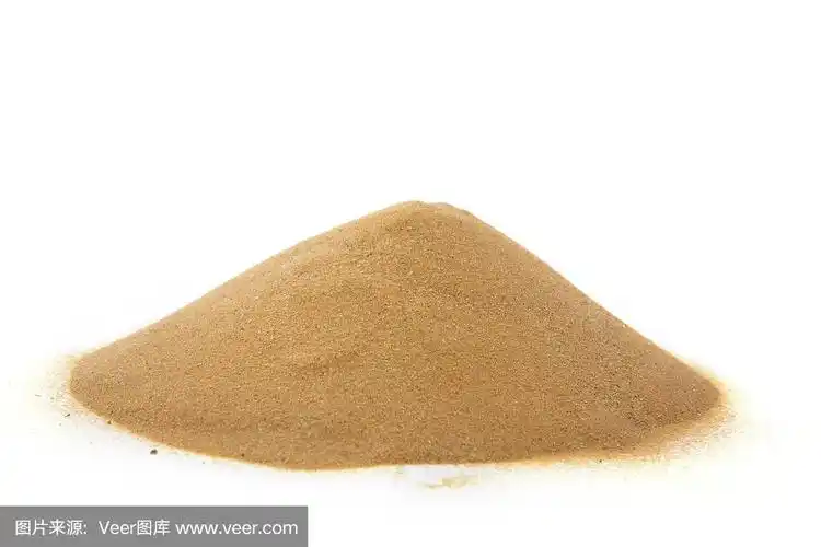 一小堆沙子坐在一张白色的桌子上