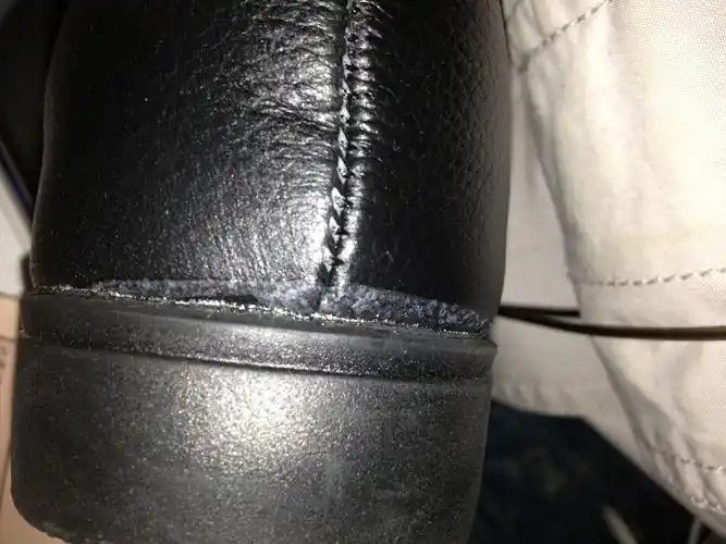 后跟接缝处出现溢胶,卖家说不算质量问题,不同意承担退货时的运费