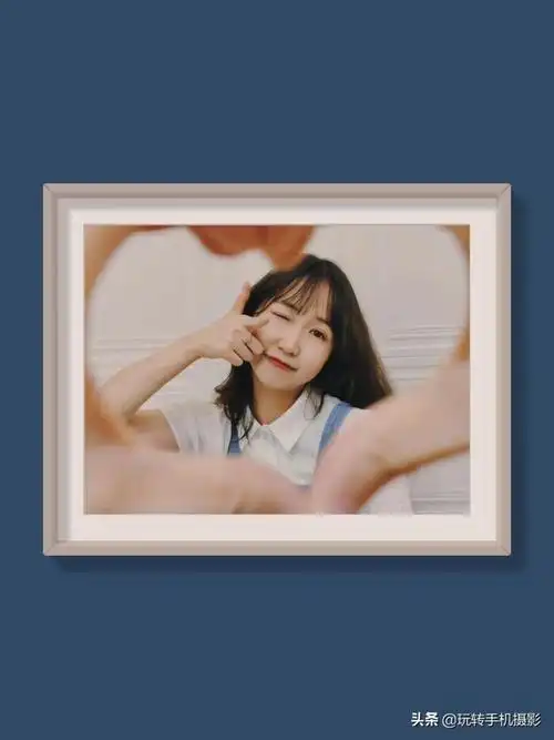 最近我发现朋友们在晒图的时候,都喜欢给照片加些装饰或者相框,既不让