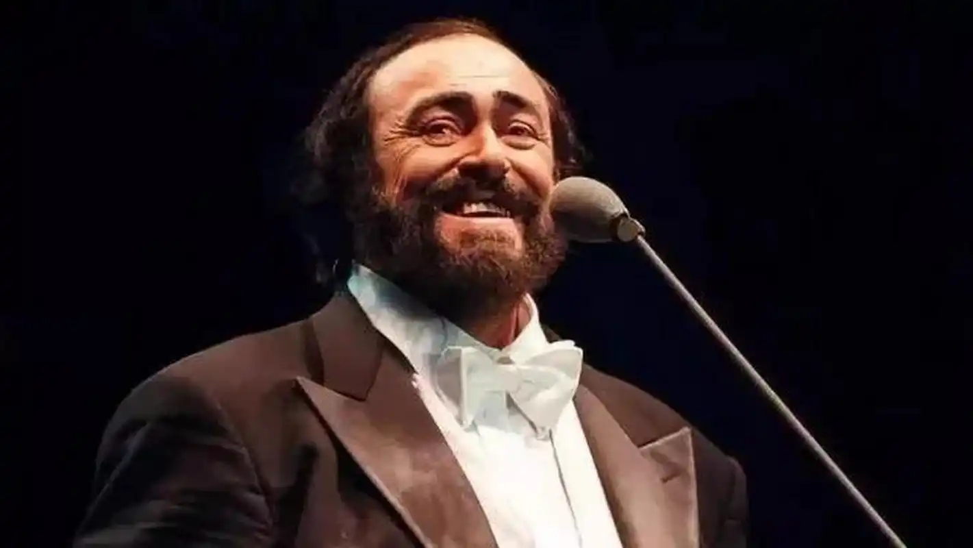在过去的几十年里,意大利男高音帕瓦罗蒂(luciano pavarotti)以他出色