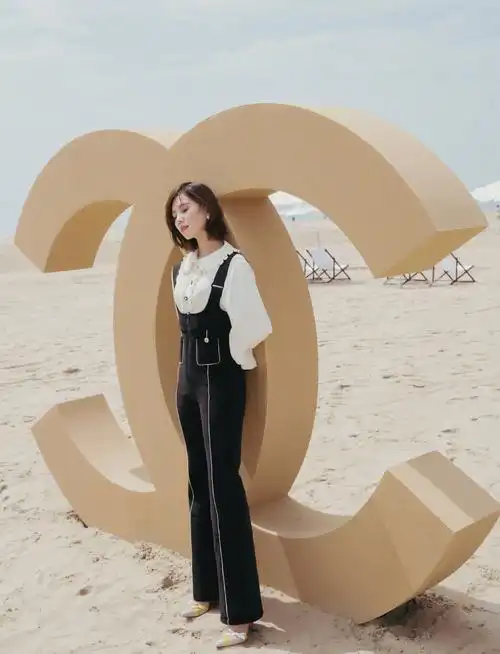 刘诗诗# 香奈儿中国彩妆形象大使@刘诗诗 在杜维埃出席#香奈儿之水