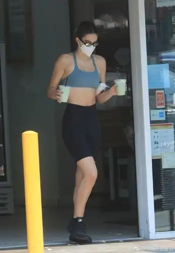 名模amelia gray比弗利山庄街头买饮料