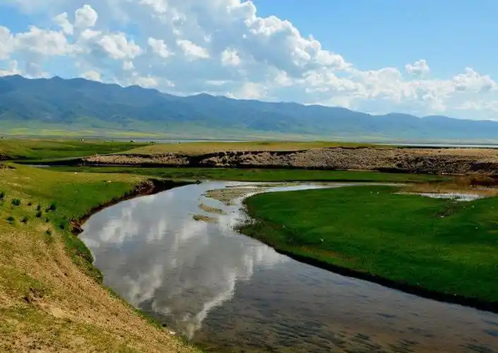 倒淌河位于青海省海南藏族自治州,海拔约3300米,全长约40多公里,流向