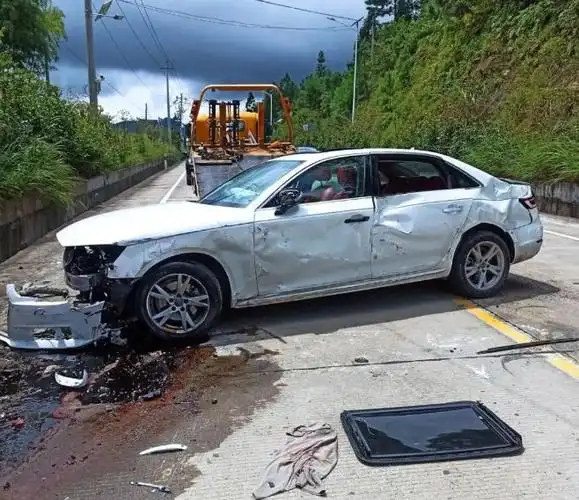 仙游某山路一奥迪车撞了现场惨不忍睹