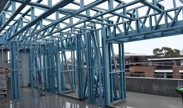 跨度桁架梁下方加固,侧面用c型钢无人机航拍施工过程屋面采用单层彩钢
