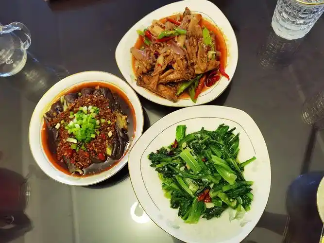 第一次来分享一下,今晚做的晚饭:香辣鸡翅,凉拌茄子和炝炒莴笋尖.