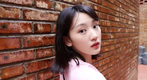 清纯美女摄影:紧身牛仔裤大长腿孙艺宁清纯可爱生活照_高清图集_新浪