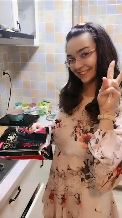 缇娜第一次下厨煮汤圆俄罗斯没有这东西