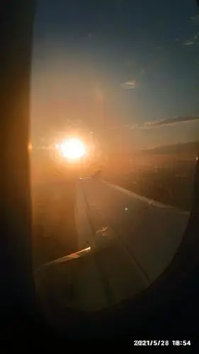 夕阳照进晚点飞机的玻璃裂纹,出现了和光斑!